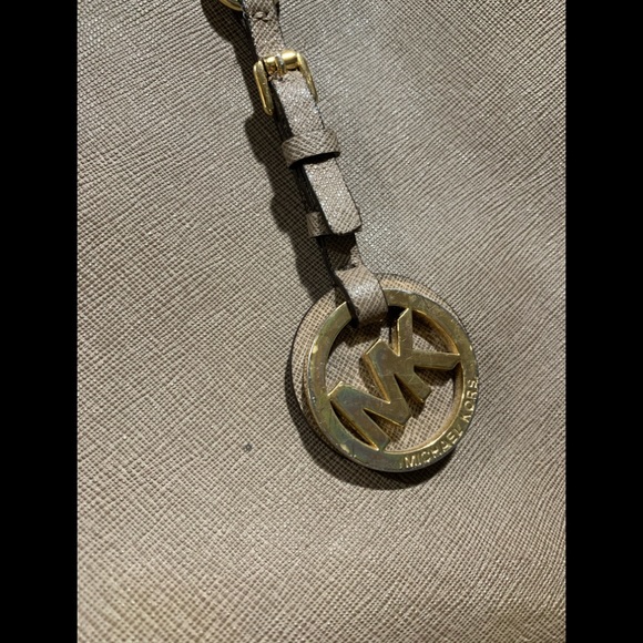 Michael Kors large purse 👜 - Picture 3 of 8